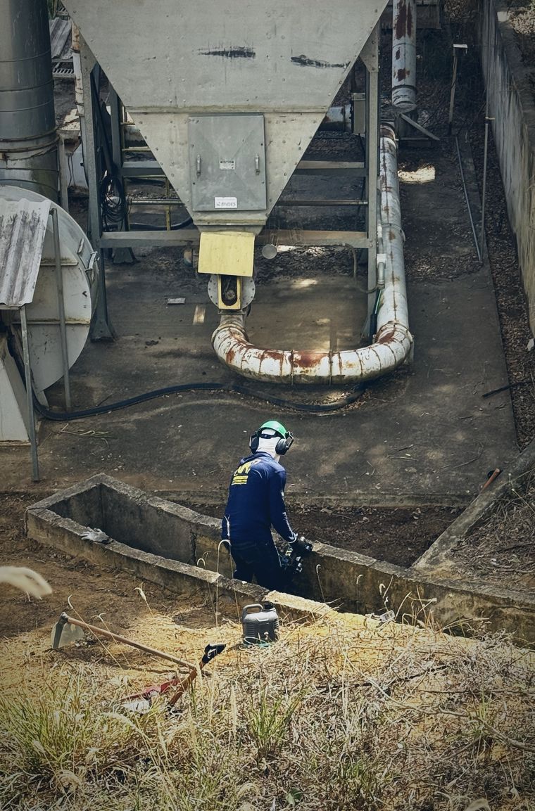 Técnico da JR em canaleta de área industrial