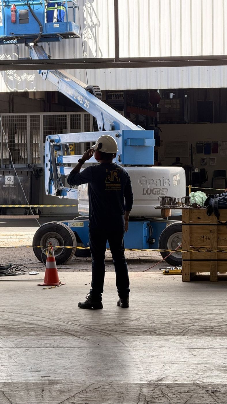 Engenheiro da JR supervisionando a obra