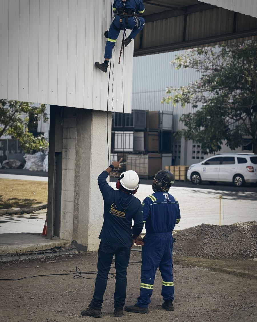 Técnico da JR orientando a equipe de acesso por cordas